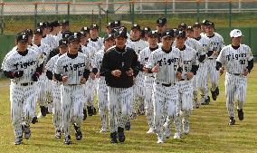 (1)Japan's pro baseball teams kick off spring training