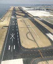 (2)Central Japan Airport marks tarmac work completion