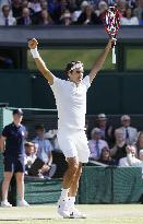 Tennis: Federer fights back to reach Wimbledon semis