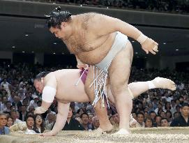 Takayasu marks 10th victory at summer sumo in Tokyo