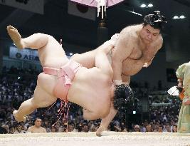 Sumo: Ozeki Takayasu beats Ura