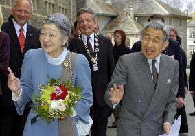 (4)Emperor, empress meets Norwegian citizens