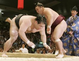 Tochiazuma loses to Chiyotaikai at Nagoya sumo tourney