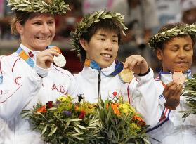 (1)Yoshida wins gold in women's 55kg freestyle wrestling