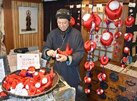 Monkey charms in Nara's old district scare away misfortunes