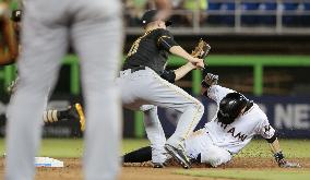 Ichiro marks 700th stolen base of career