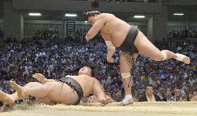 Harumafuji defeats Goeido