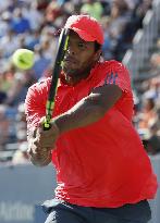 Tsonga powers into U.S. Open quarterfinals