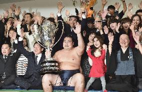 Yokozuna Kakuryu finishes Kyushu championship with 14th victory