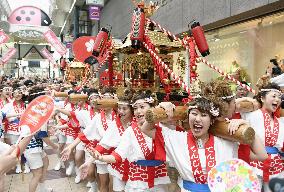 80 women carry 200-kg portable shrines