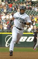 Ichiro homers against Phillies