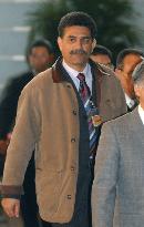 (2)Koizumi meets with exile to get information on Iraq