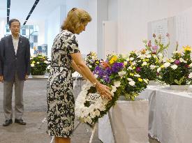 Kennedy offers flowers to victims of Nagaoka air raids