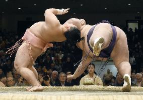 Sumo: Juryo wrestler Ura employs another rare technique