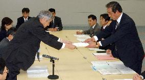 Hitachi, Toshiba unions call for 2,000 yen pay hike