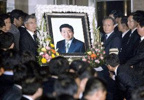 Mourners pay respects to late President Roh Moo Hyun
