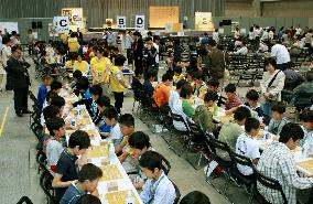 Shogi enjoying popularity among children as educational tool