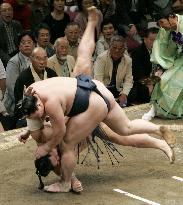 Hakuho wallops Tochinonada to win 3rd match at autumn sumo