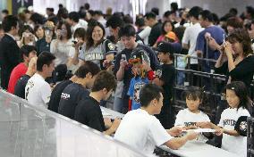 (1)Baseball fans gather at autograph sessions