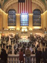 (1)Grand Central Station in N.Y. celebrates 90th birthday