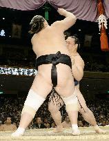 Hakuho, Kisenosato win to set up a crunch matchup