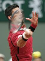 Djokovic powers through to Roland Garros 4th round