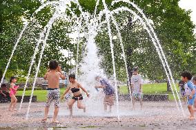 Mercury climbs to 37 C in central Japan