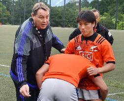 N.Z. coach Hansen gives advice to Japan college rugby players