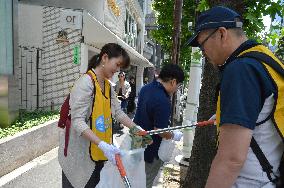 Trash-picking event held to promote eco-friendly 2020 Olympics