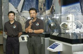 Astronauts practice operating space laboratory at Tsukuba