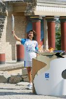 (3)Olympic torch arrives back in Greece