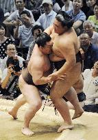 Yokozuna Hakuho beats komusubi Kisenosato at Nagoya sumo
