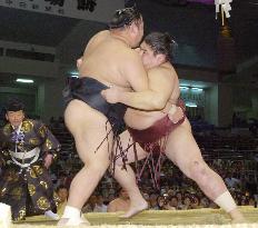 Chiyotaikai defeated at Nagoya sumo