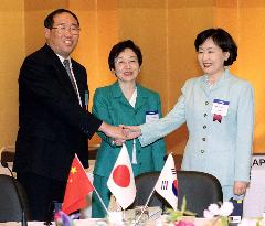 Japan, China, S. Korea discuss regional environment