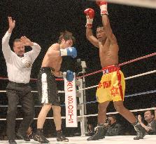 (2)Thai champ Yodsanan defends WBA title