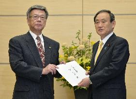 Okinawa Gov. Onaga meets with Chief Cabinet Secretary Suga