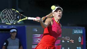 Tennis: Muguruza suffers 1st loss as world No. 1 at Wozniacki's hands