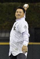 Baseball: Iguchi throws 1st pitch at White Sox game