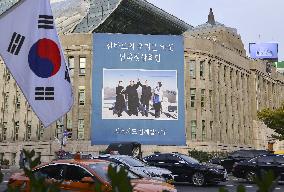 Banner of Korean leaders hung in Seoul