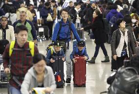 Holiday exodus starts at Kansai airport