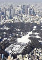 Heavy snow snarls road traffic in Tokyo