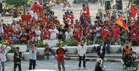 Armed Thai troops deployed in Bangkok business zone