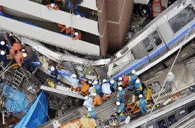 (9)Train derails, slams into apartment building in Hyogo Pref.