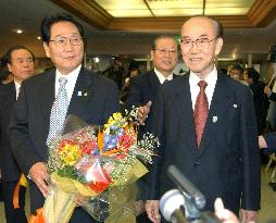 Heads of pro-Seoul, pro-Pyongyang Korean groups meet