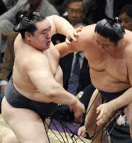 Asashoryu beats Tokitenku at summer sumo