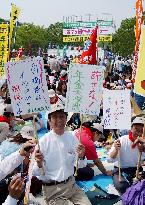 Trade union groups rally on May Day
