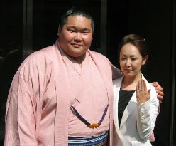Sumo wrestler Ushiomaru engaged to beauty lecturer