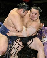 Asashoryu sets up clash with Hakuho at autumn sumo