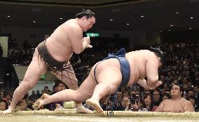 Hakuho beats Goeido on 12th day of New Year sumo tournament