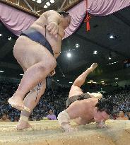 Hakuho succumbs to Kisenosato